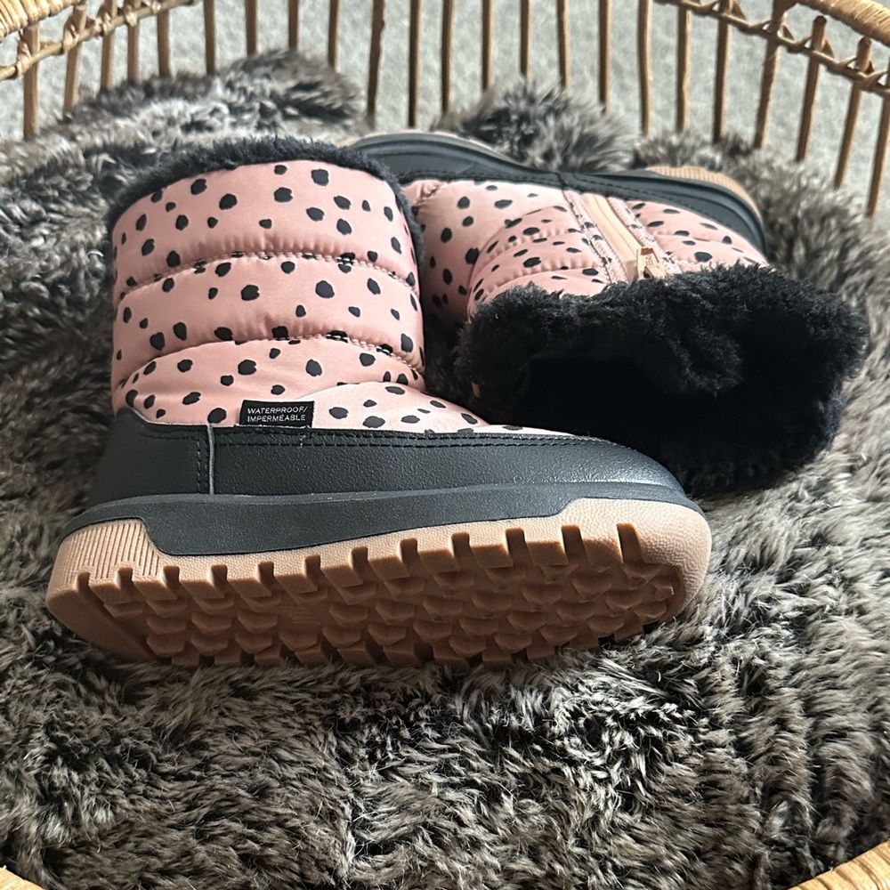❤️❤️SOLD❤️❤️Gently used girls water proof boots.